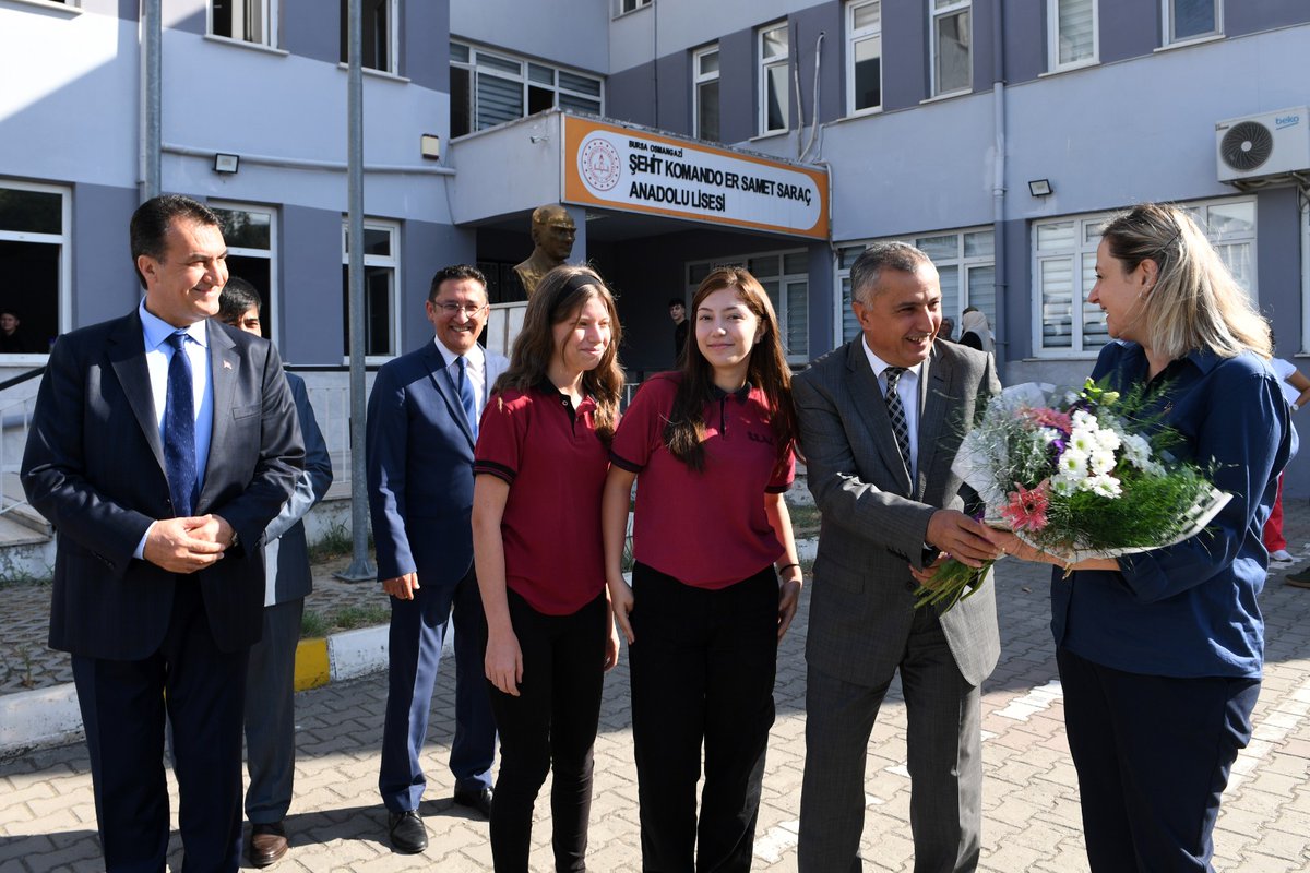 Osmangazi Belediye Başkanı <a href="/mustafadundar65/">MUSTAFA DÜNDAR</a> ile İlçe Milli Eğitim Müdürü <a href="/GurhanCokgezer/">Gürhan Çokgezer</a> Şehit Komando Er Samet Saraç Anadolu Lisesini ziyaret ettiler. Öğrenci ve öğretmenlerle sohbet edip 2023-2024 eğitim öğretim yılında öğretmenlere ve öğrencilere başarılar dilediler.

<a href="/tcmeb/">Millî Eğitim Bakanlığı</a>