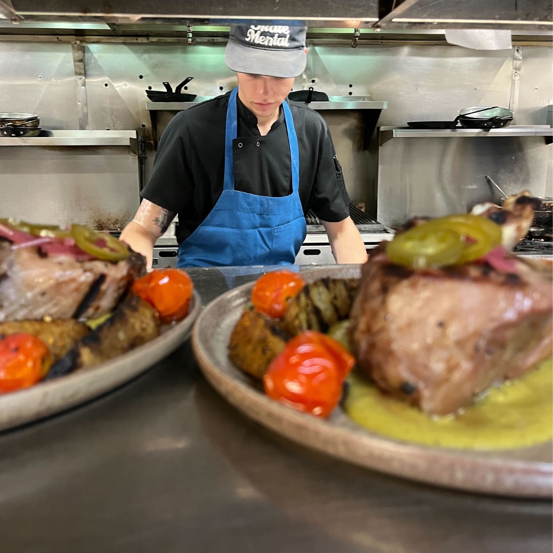 theosrogers1's tweet photo. Are chefs are preparing some amazing entrees for dinner tonight.  Come join us tonight and enjoy the fine dining that Northwest Arkansas has to offer!

#Theos #finedining #dinnerideas #nwaeats #nwafoodie #NorthwestArkansas https://t.co/iYB2mBumcE