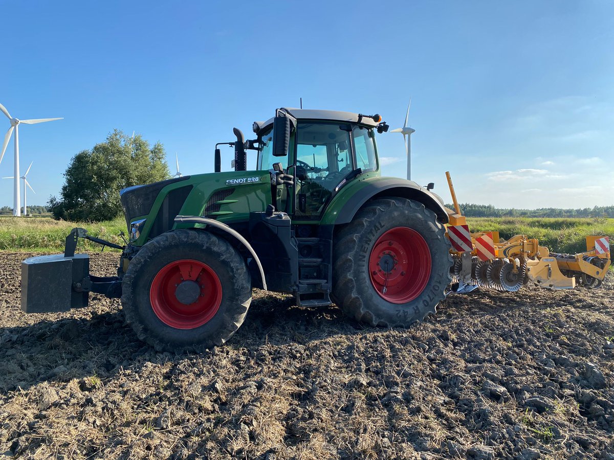 profiMagazin's tweet photo. Ein #Fendt 828 mit #Agrisem Disc-O-Mulch Silver Edition. https://t.co/JuJdk7DxLZ