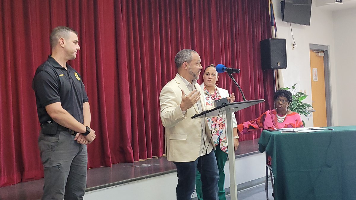 Ex Dir Freddy Barton joined Commissioner Gwen Myers &amp; our partners at the Tampa Police Dept to share w/ the community, info on collaborative gun violence prevention &amp; intervention initiatives at the monthly 509 Community Meeting.
#SafeSoundHillsborough #GunViolencePrevention