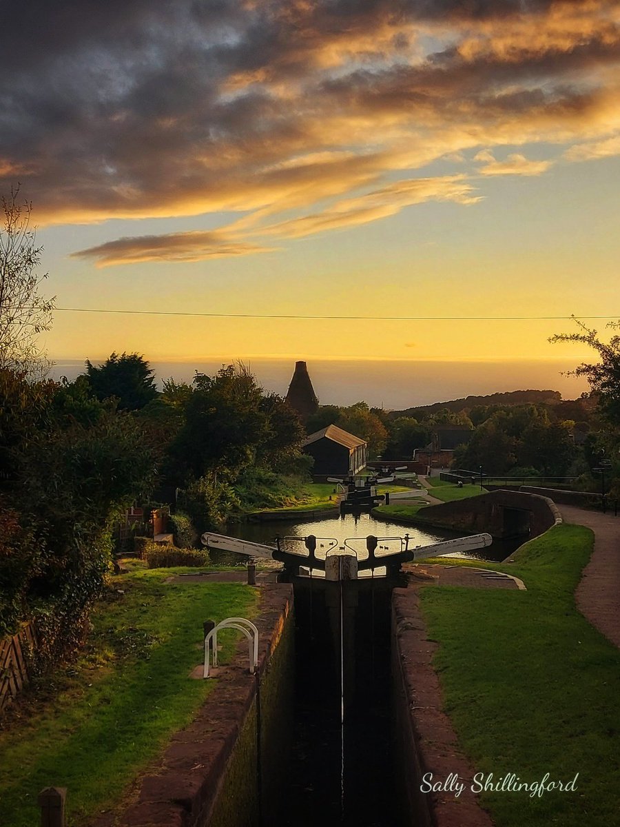 Beautiful sunset over  blackcountry  tonight 🥰😍 
(Stourbridgecanal wordsley)@CanalRiverTrust @WeAreBCR @blackcountry