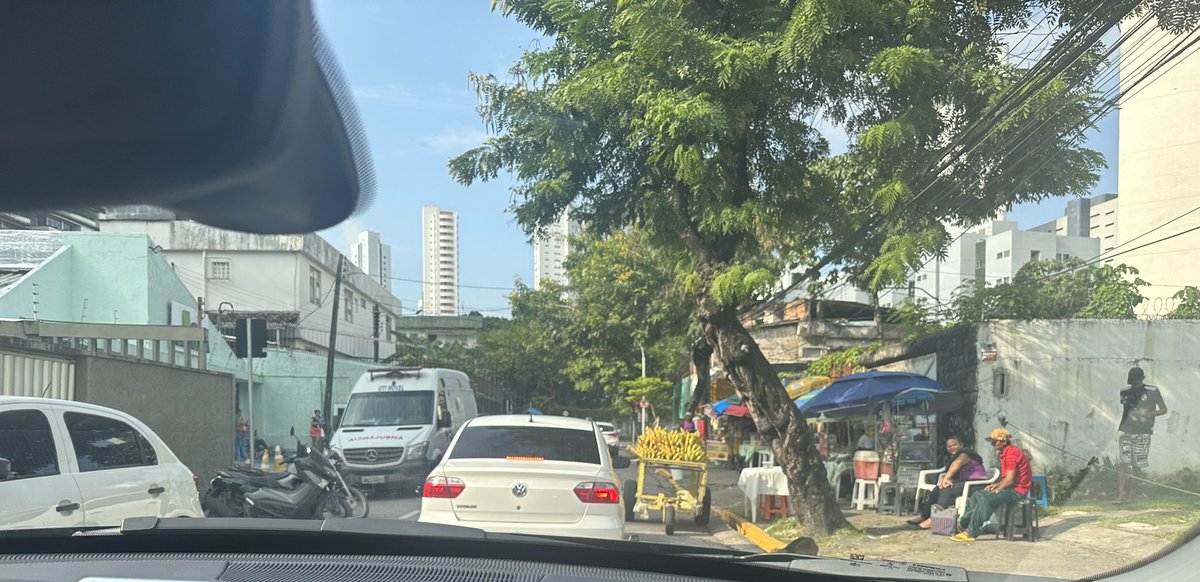 MariaGAguiar's tweet photo. @CTTU_Recife  e @prefrecife , comércio liberado na rua Jerônimo de albuquerque… e a confusão no trânsito garantida https://t.co/o8IMRq0Tp7