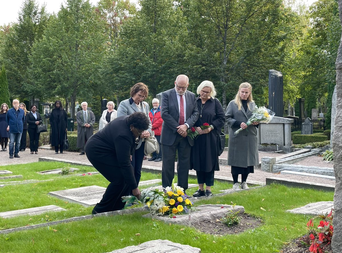 Today marks 62 years since the tragic plane crash in Ndola, where Dag Hammarskjöld and 15 others lost their lives. @SwedeninZM laid down flowers for the Commemoration with the ambassador for South Africa, @gudrunbrunegard and county governor @SAttefall. #UN #DagHammarskjold