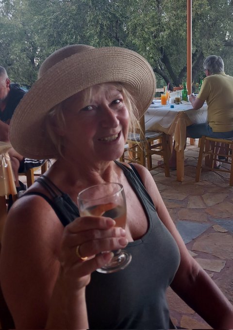 Fresh from the beach. Want to give me a tub down? https://t.co/8AG5udHIJs