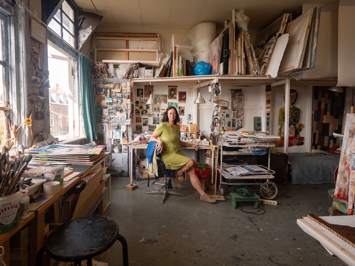 Beeldend kunstenaar Astrid Vlasman staat bekend om haar kunstwerken met gebruikt papier. ''Papier in mijn handen betekent voor mij vrijheid; een eindeloze ruimte vol mogelijkheden.'' Lees het hele interview via: ow.ly/S24H50PMUFI (Foto: Simone Both)