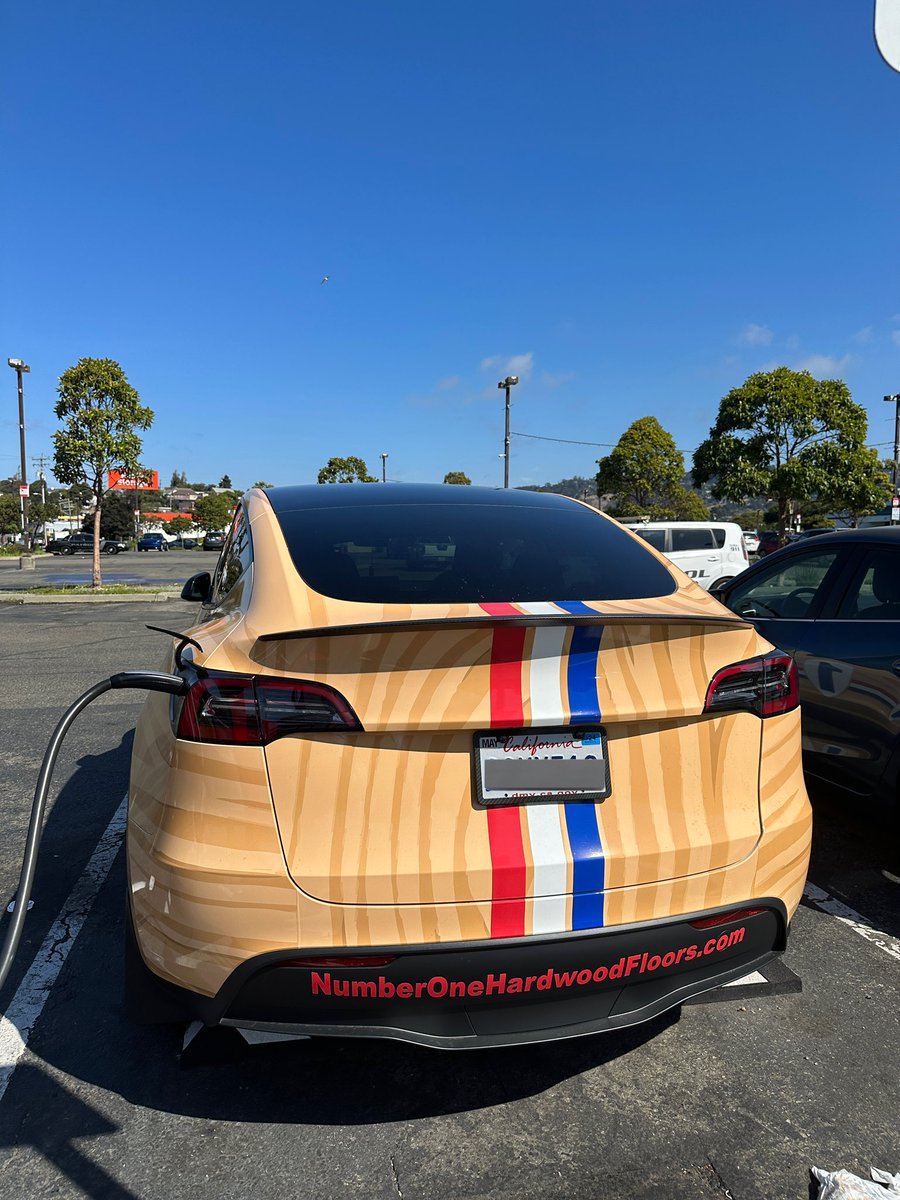TeslaOwnersEBay's tweet image. Unique wraps here in the land of #HellaTeslas We dropped a card on them. 😂 🪵 🏠