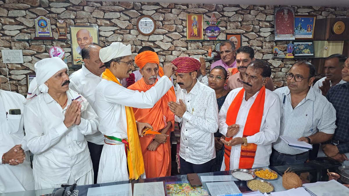 DadaMatang's tweet photo. આજના શુભ ��િવસે કચ્છ જિલ્લા પંચાયતના પ્રમુખ શ્રી @janaksinh_b8933 #જાડેજા જીએ મહેશ્વરી મેઘવાળ સમાજના #માતંગ ધર્મગુરૂ અને ક્ષત્રિય સમાજના #માતંગ #રાજતિલક ગુરૂ પૂજનીય શ્રી #ધરમદાદા #માતંગ ના શુભ હસ્તે તિલકવિધિ અને પાગવિધિ કરાવીને આશીર્વાદ લઈ પોતાનુ જીલ્લા પંચાયતનુ કાર્યભાર સંભાળ્યું https://t.co/cwte3DBbKY