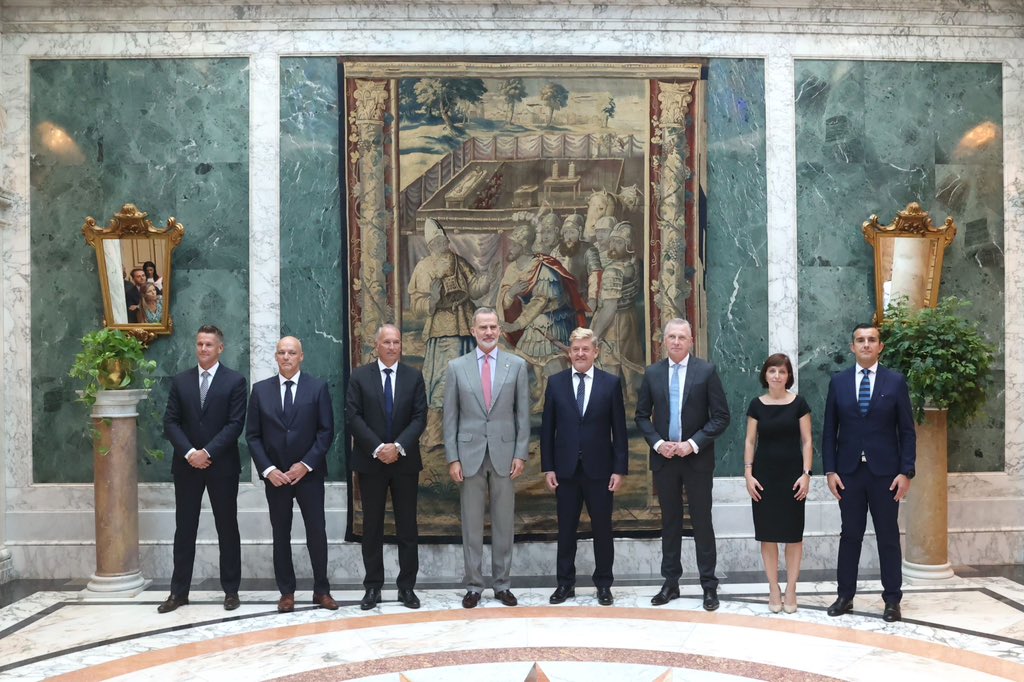 SEATofficial's tweet photo. Today, His Majesty King Felipe VI hosted an audience with the Executive Committee of SEAT S.A., led by our President @WGriffithsCEO, together with Dr. Laura Carnicero, Marc Riera, Markus Haupt, David Powels, Dr. Werner Tietz and Kai Vogler. https://t.co/vz2ZBjA4Ob