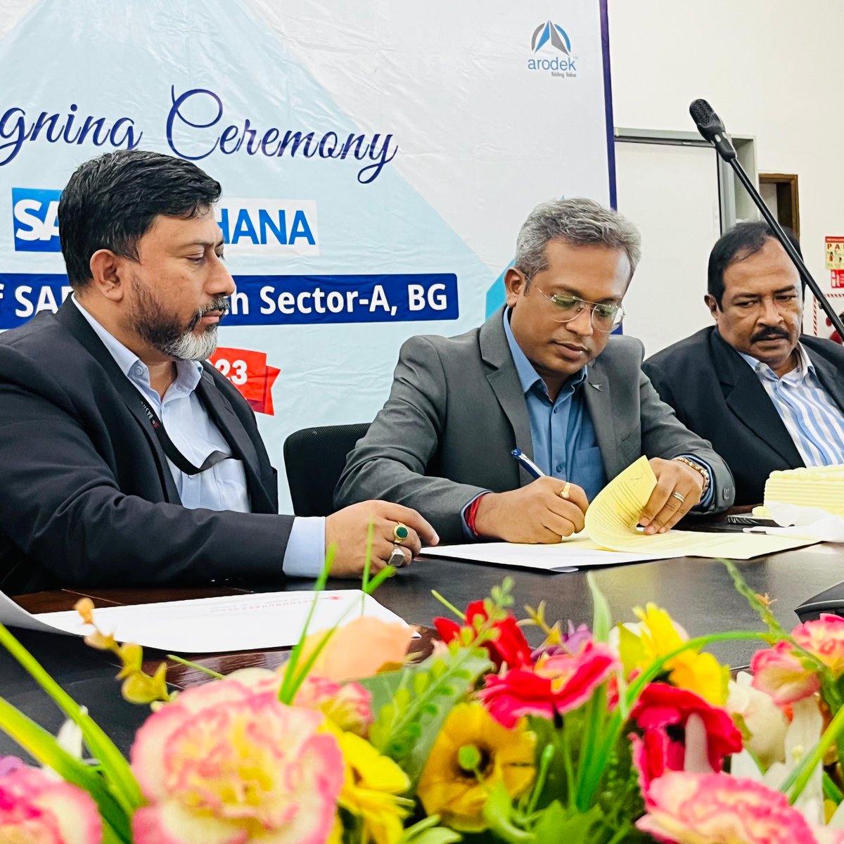 arodekOfficial's tweet image. arodek is thrilled to announce the signing ceremony with Bashundhara Group, a leading conglomerate since 1987, encompassing real estate, manufacturing, media, food, beverages, and LPG. We look forward to the promising future that lies ahead. 

#ProjectKickoff #Milestones