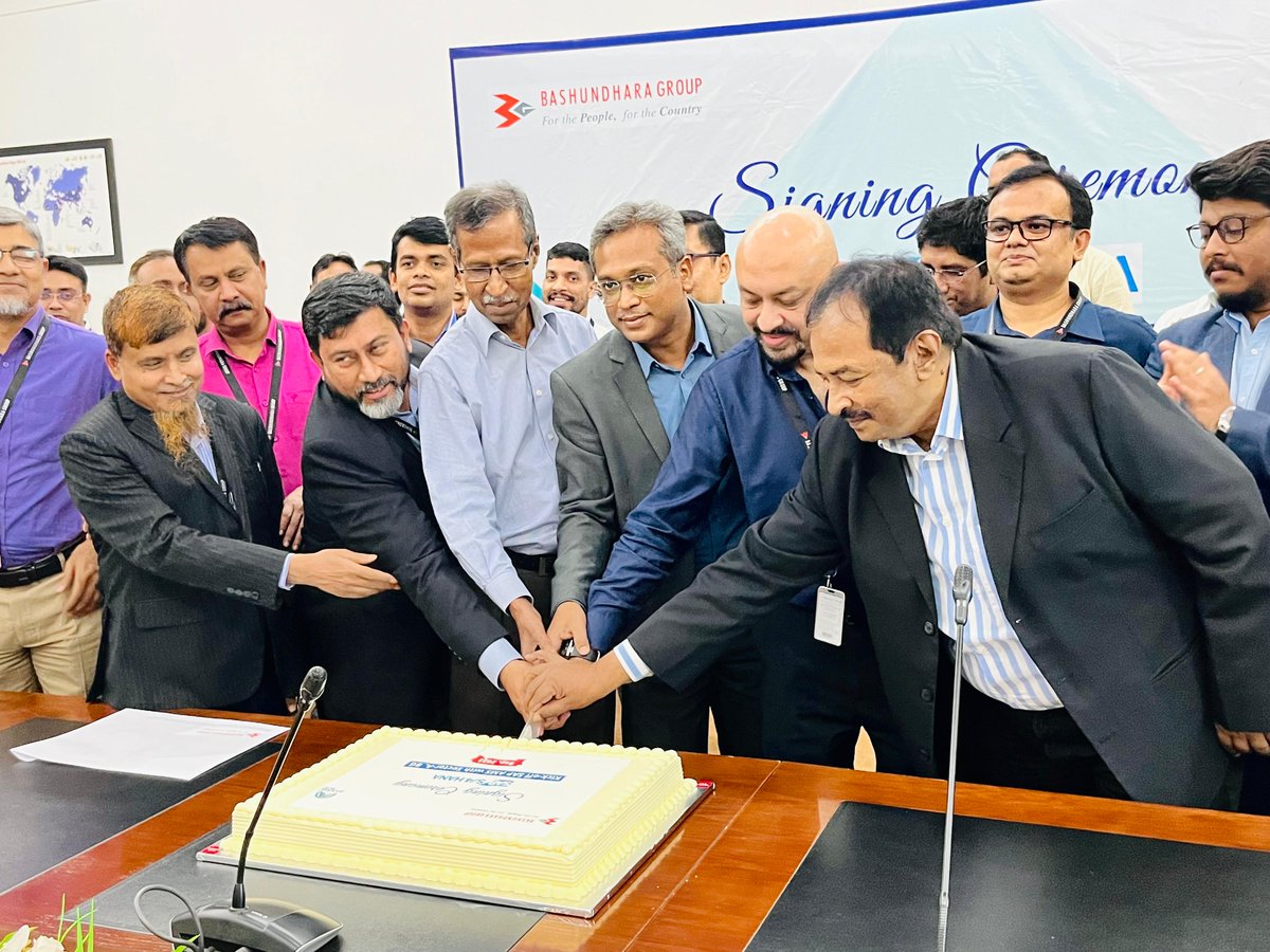 arodekOfficial's tweet image. arodek is thrilled to announce the signing ceremony with Bashundhara Group, a leading conglomerate since 1987, encompassing real estate, manufacturing, media, food, beverages, and LPG. We look forward to the promising future that lies ahead. 

#ProjectKickoff #Milestones