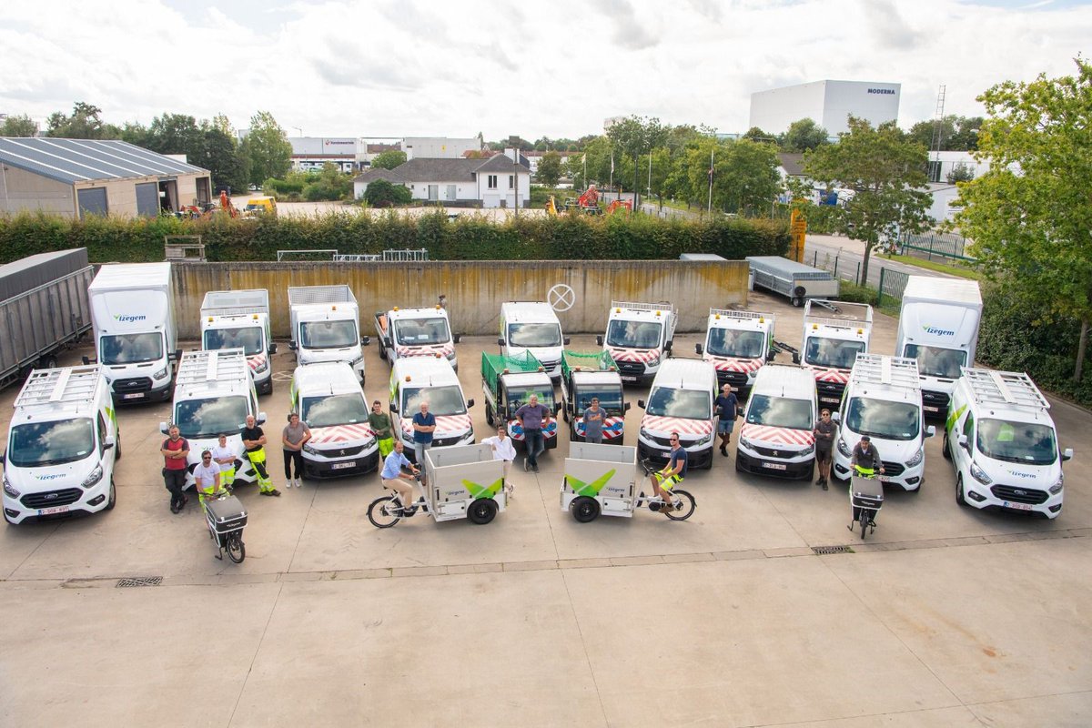 Zie ze blinken, de nieuwe voertuigen van onze technische dienst!😃

Het nieuwe wagenpark bestaat uit:
✅7 elektrische voertuigen
✅14 niet-elektrische voertuigen
✅6 elektrische bakfietsen