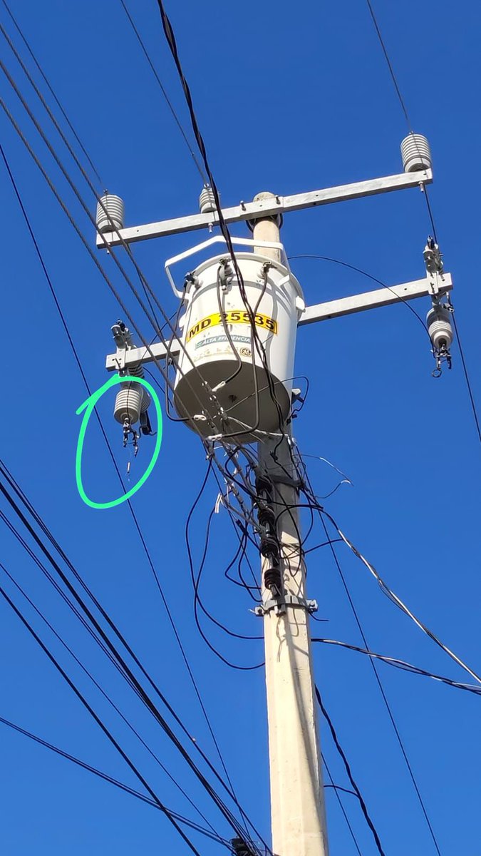 jprobledo08's tweet photo. @CFE_Contigo favor de atender Reporte W0104825288.
Las últimas dos veces tardaron más de 3 días en subir las cuchillas (Pasa seguido). Ya hay reportes desde ayer y aún no resuelven! https://t.co/ZDN4JIBECA