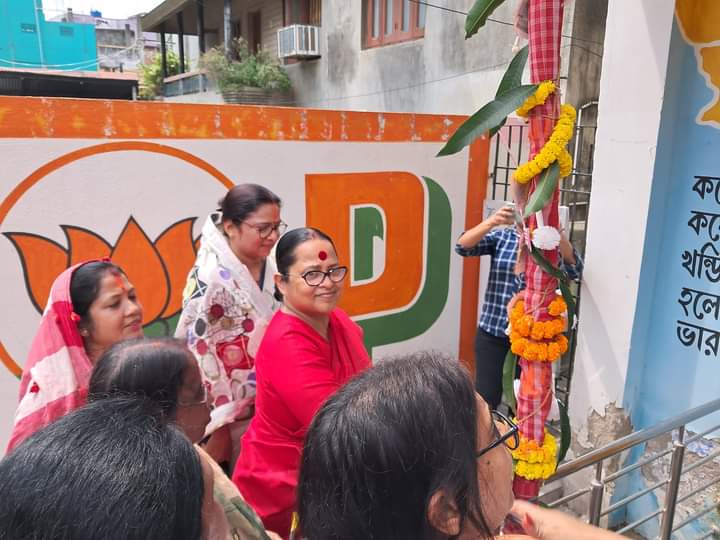 BJP will perform Durga Puja at their Malda Party HQ. Today Khuti Puja completed in presence of MLA #SreerupaMitraChaudhury
