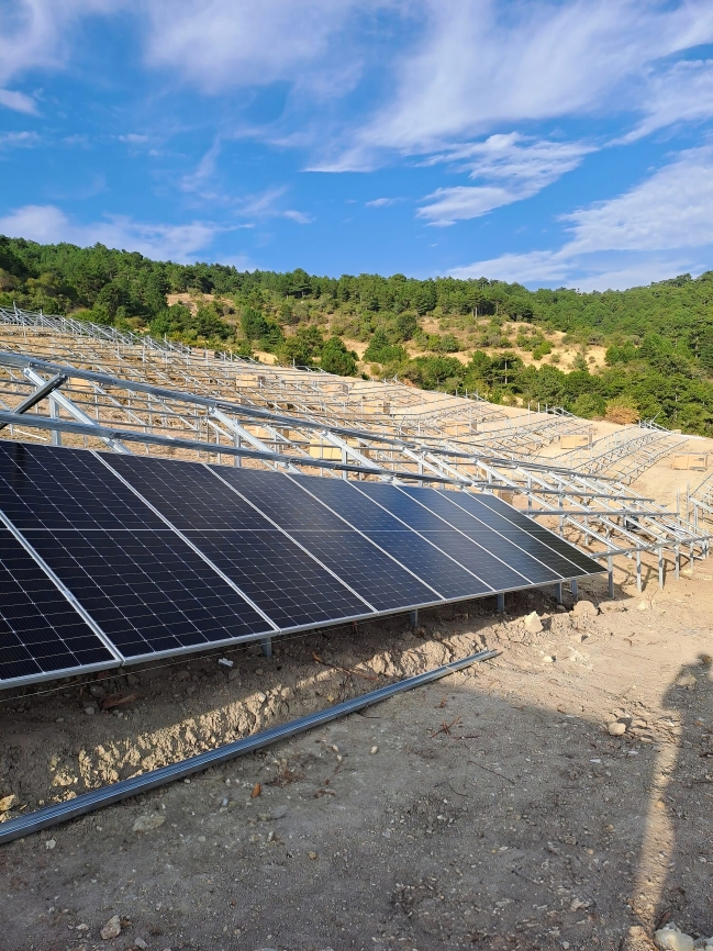 Entegro_PV's tweet image. Tamamlandığında 1149,5 kWp gücünde olacak Merit Plastik arazi GES projesinde panel montaj çalışmaları hızla devam ediyor. 

🔗 entegro.com.tr
📞 +90 232 486 60 63

#yenilenebilirenerji #araziges #solarenergysystem