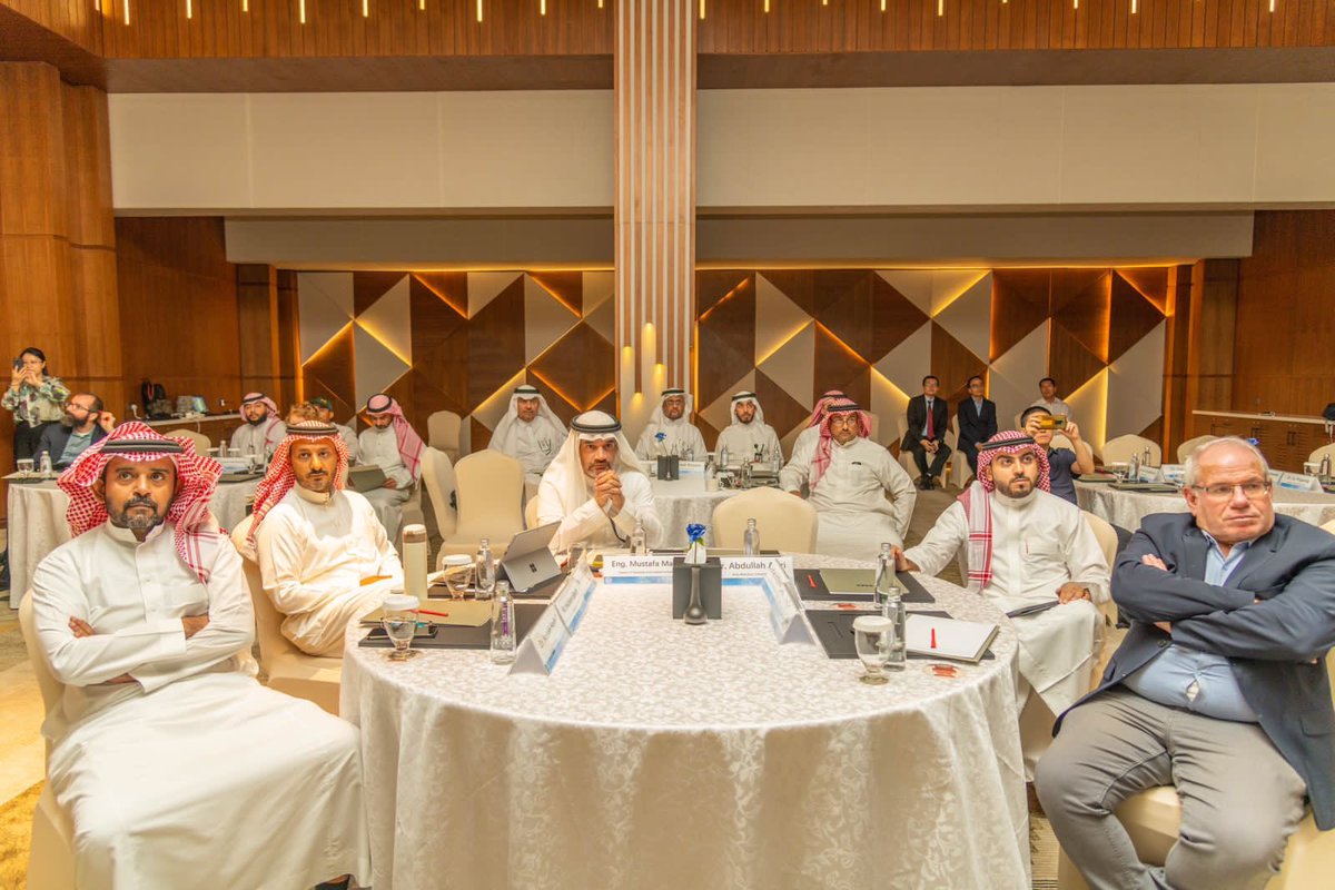 SgsOrgSa's tweet photo. ١- في إطار التعاون القائم بين
#هيئة_المساحة_الجيولوجية_السعودية
 وهيئة المساحة الجيولوجية الصينية،
 نظم مشروع المسح الجيوكيميائي عالي الدقة للدرع العربي أحد مشاريع مبادرة #البرنامج_العام_للمسح_الجيولوجي 
ورشة عمل بعنوان 
“معالجة وتفسير البيانات الجيوكيميائيه”
@NIDLP_2030 https://t.co/DodfsYrOCa