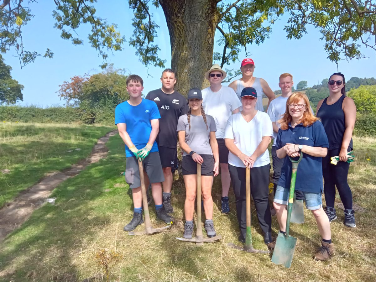Volunteers from the Tarmac UK #HSEQ assurance team braved the September heatwave to help restore a treasured pathway in the nearby #PeakDistrict, working with our friends at the <a href="/peakdistrict/">Peak District National Park</a> ☀️🏞️️ 

Full story: orlo.uk/PDNPA_gzmNB