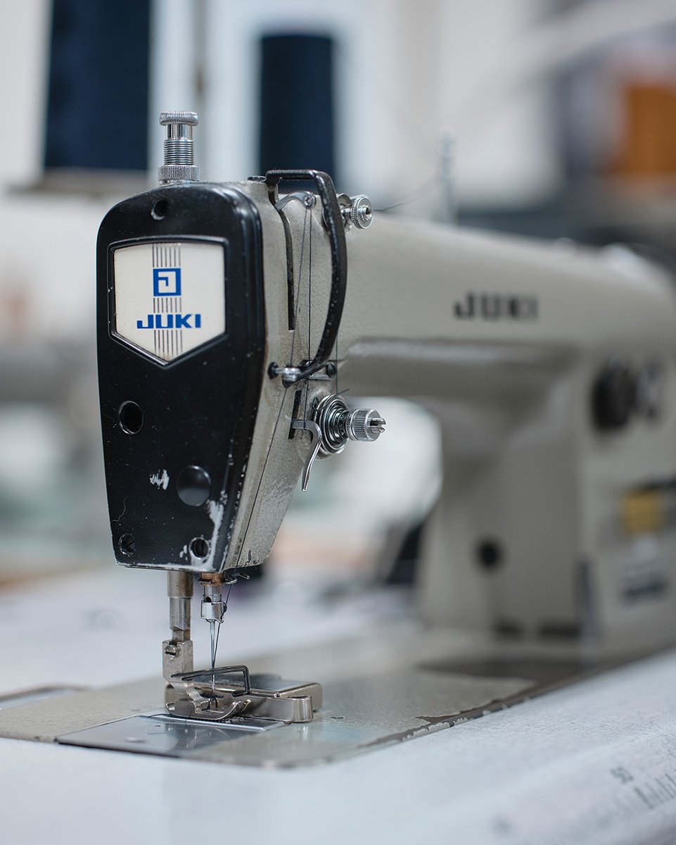AtelierTuffery's tweet photo. Au cœur de l'Atelier, chaque jean est façonné avec passion depuis 1892. Les machines à coudre résonnent comme une symphonie de traditions et d'innovations, tissant l'histoire du denim français.
#ArtisanatDurable #atelierTuffery #confection #atelier #textile #denim https://t.co/uJinjqbhmo