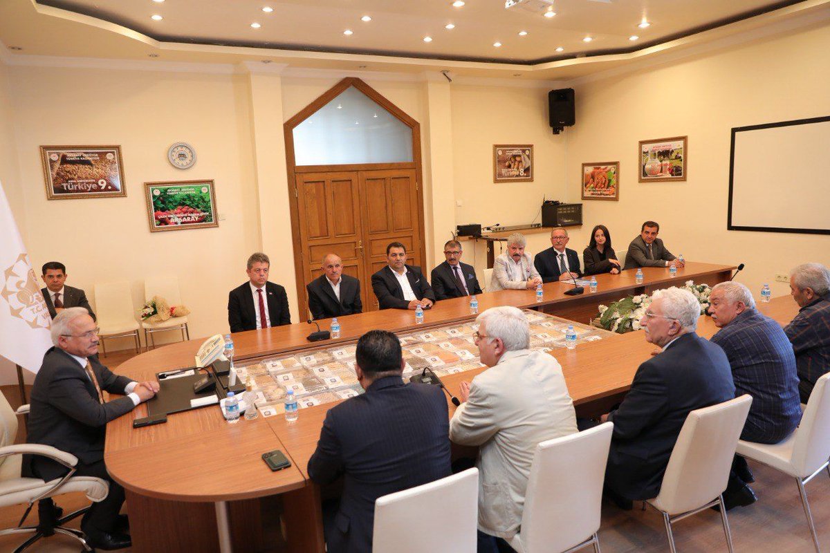 aksarayvaliligi's tweet photo. Valimiz Sn.@malikumbuzoglu,Ahilik Haftası Kutlama Programı kapsamında Ticaret İl Müdürü İsmail Sevim,Esnaf Odaları Birliği Başkanı Doğan Ceylan Ticaret ve Sanayi Odası Başkanı Ahmet Koçaş ve beraberindeki heyeti kabul ederek tüm esnaf ve sanatkarların Ahilik Haftasını kutladılar https://t.co/zlCogMtxUy