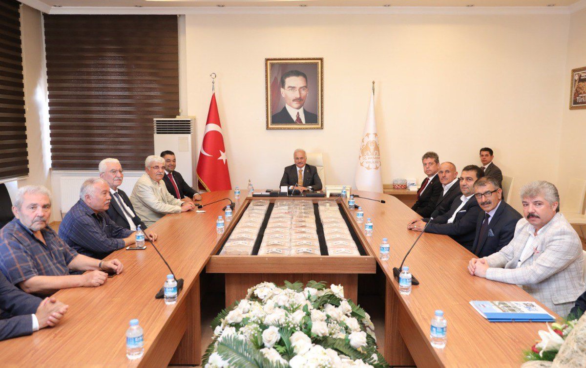 aksarayvaliligi's tweet photo. Valimiz Sn.@malikumbuzoglu,Ahilik Haftası Kutlama Programı kapsamında Ticaret İl Müdürü İsmail Sevim,Esnaf Odaları Birliği Başkanı Doğan Ceylan Ticaret ve Sanayi Odası Başkanı Ahmet Koçaş ve beraberindeki heyeti kabul ederek tüm esnaf ve sanatkarların Ahilik Haftasını kutladılar https://t.co/zlCogMtxUy