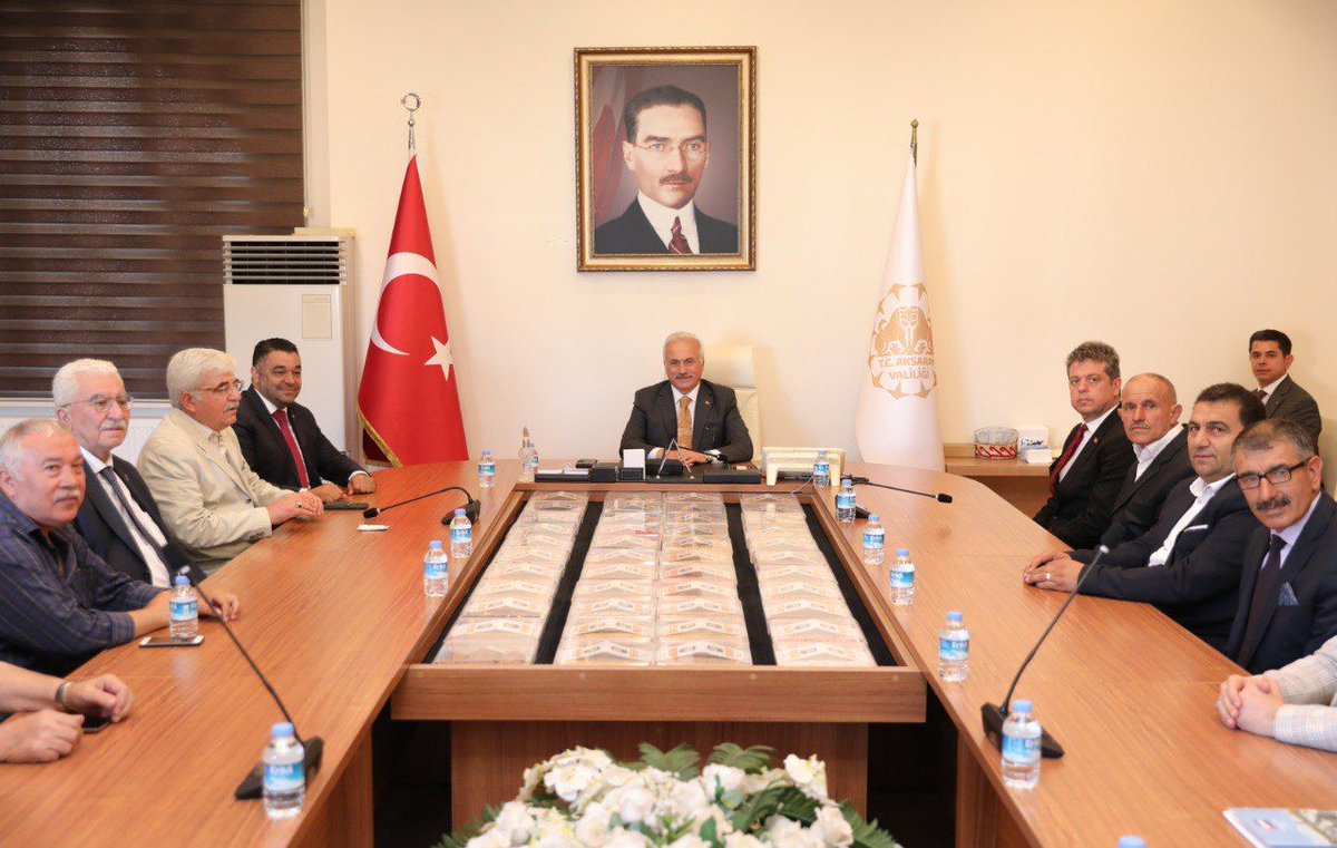 aksarayvaliligi's tweet photo. Valimiz Sn.@malikumbuzoglu,Ahilik Haftası Kutlama Programı kapsamında Ticaret İl Müdürü İsmail Sevim,Esnaf Odaları Birliği Başkanı Doğan Ceylan Ticaret ve Sanayi Odası Başkanı Ahmet Koçaş ve beraberindeki heyeti kabul ederek tüm esnaf ve sanatkarların Ahilik Haftasını kutladılar https://t.co/zlCogMtxUy