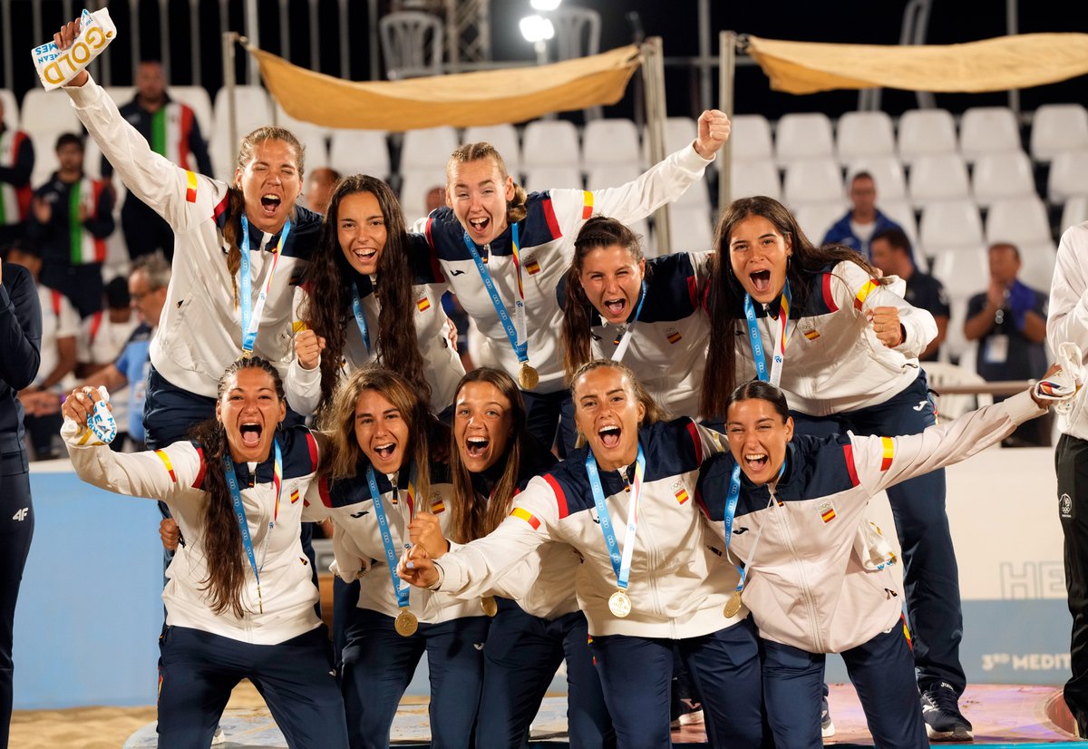 L'escala de colors de <a href="/remeiprat6/">Remei Prat</a> a la platja amb la selecció <a href="/RFEBalonmano/">RFEBalonmano</a>: un bronze, una plata i l'anhelat or

I en dues setmanes, la sabadellenca es retrobarà amb l'<a href="/oargracia/">OAR Gràcia Sabadell</a> al carrer Boccaccio

📝 radiosabadell.fm/noticia/lescal…