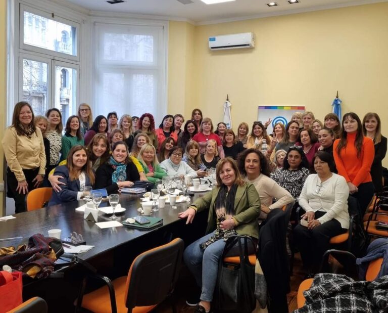 CAMargentina's tweet photo. La Secretaría de Equidad de Género (SEG) CAM, concretó una reunión importante y estratégica con las 50 mujeres mutualistas, referentes provinciales de 14 provincias, trazando la agenda de trabajo a futuro y revisando las actividades realizadas ✊🏼 https://t.co/7Cx1F6nkw9