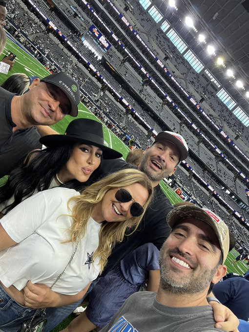 Awesome time in Dallas. Thank you Jerry Jones and his team for the hospitality. https://t.co/fX1pm2G