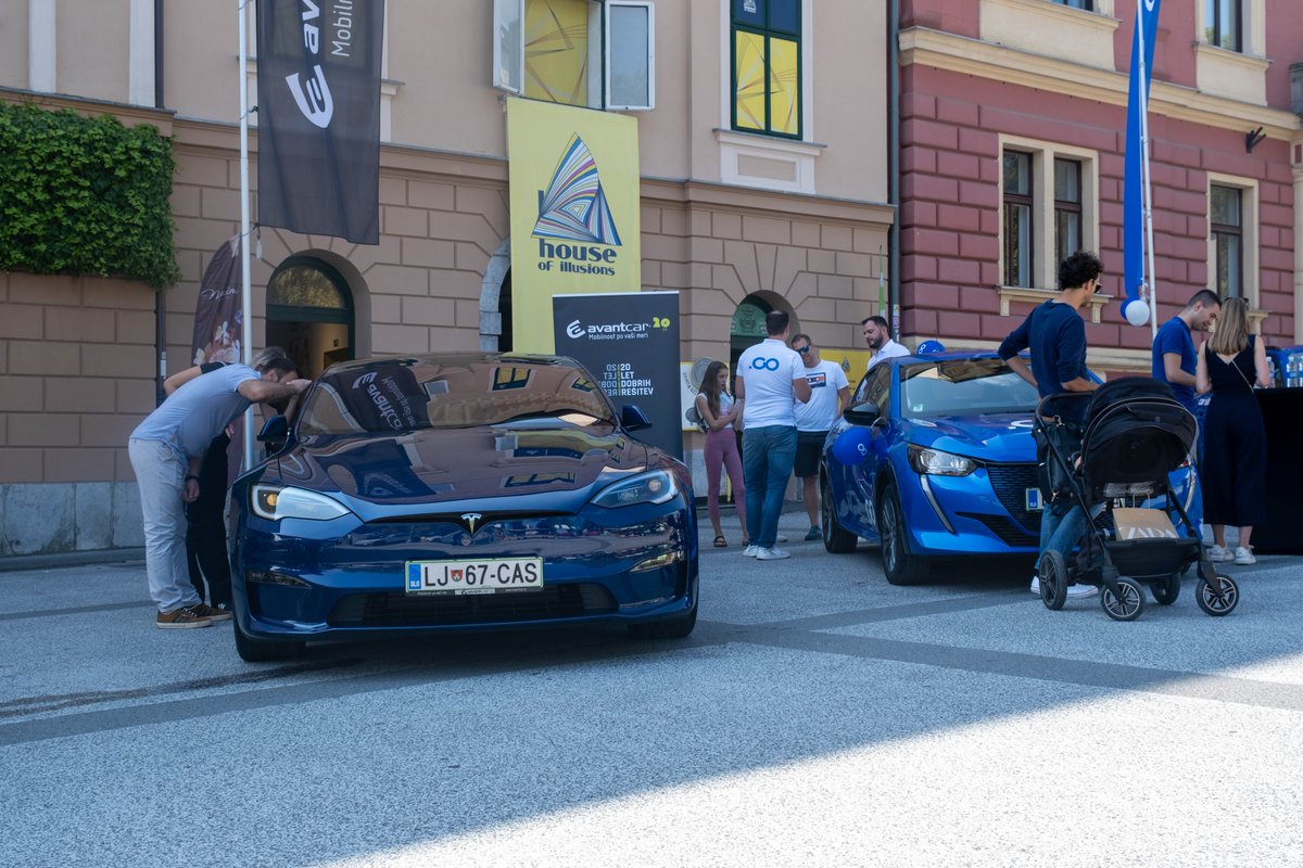 Avant2Go_com's tweet photo. Množica obiskovalcev, številne dobre debate, vprašanja, nasveti, superzmogljiva Tesla in uradna premiera najnovejšega člana #Avant2Go flote - Peugeota e-2008.
Hvala vsem, ki ste nas obiskali ta vikend na dogodku #FutureZERO. Imeli smo se odlično!
#carsharing #novamobilnost https://t.co/O6rsMPPvXd