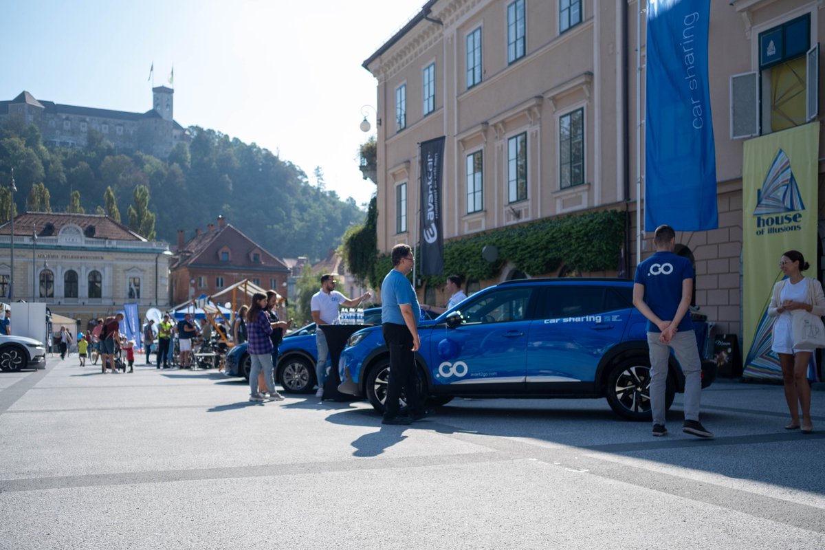 Avant2Go_com's tweet photo. Množica obiskovalcev, številne dobre debate, vprašanja, nasveti, superzmogljiva Tesla in uradna premiera najnovejšega člana #Avant2Go flote - Peugeota e-2008.
Hvala vsem, ki ste nas obiskali ta vikend na dogodku #FutureZERO. Imeli smo se odlično!
#carsharing #novamobilnost https://t.co/O6rsMPPvXd