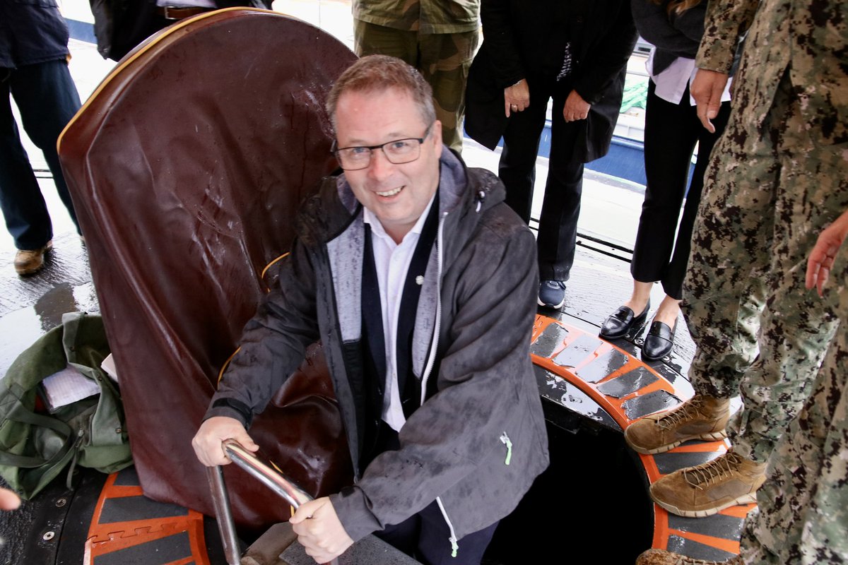 Forsvarsdep's tweet image. Forsvarsministeren besøkte i dag ubåten USS FLORIDA🇺🇸, som har gjennomført trening og øving med🇳🇴styrker.- Denne type trening og øving er viktig. For at USA skal kunne delta i forsvaret av Norge, Norden og Europa, må amerikanske styrker trene og øve i området sammen med allierte