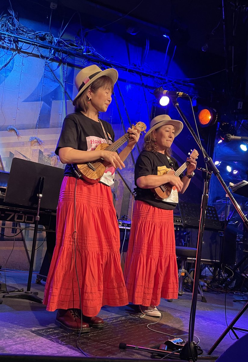 ponyboy160's tweet photo. #原宿クロコダイル ~Ukulele Aid & Hot Club Land 3 ~にSnow Bound を応援しに行ってきました。12組のサウンドは、いずれもアンプラグドで、オーガニックなステージ。HONEY on BERRYのおふたりの新曲も聴くことができました。
#ラジぼっくり
#Ukuleledoki
#コマラジ
#画像説明文付き https://t.co/XOitcGDBwa