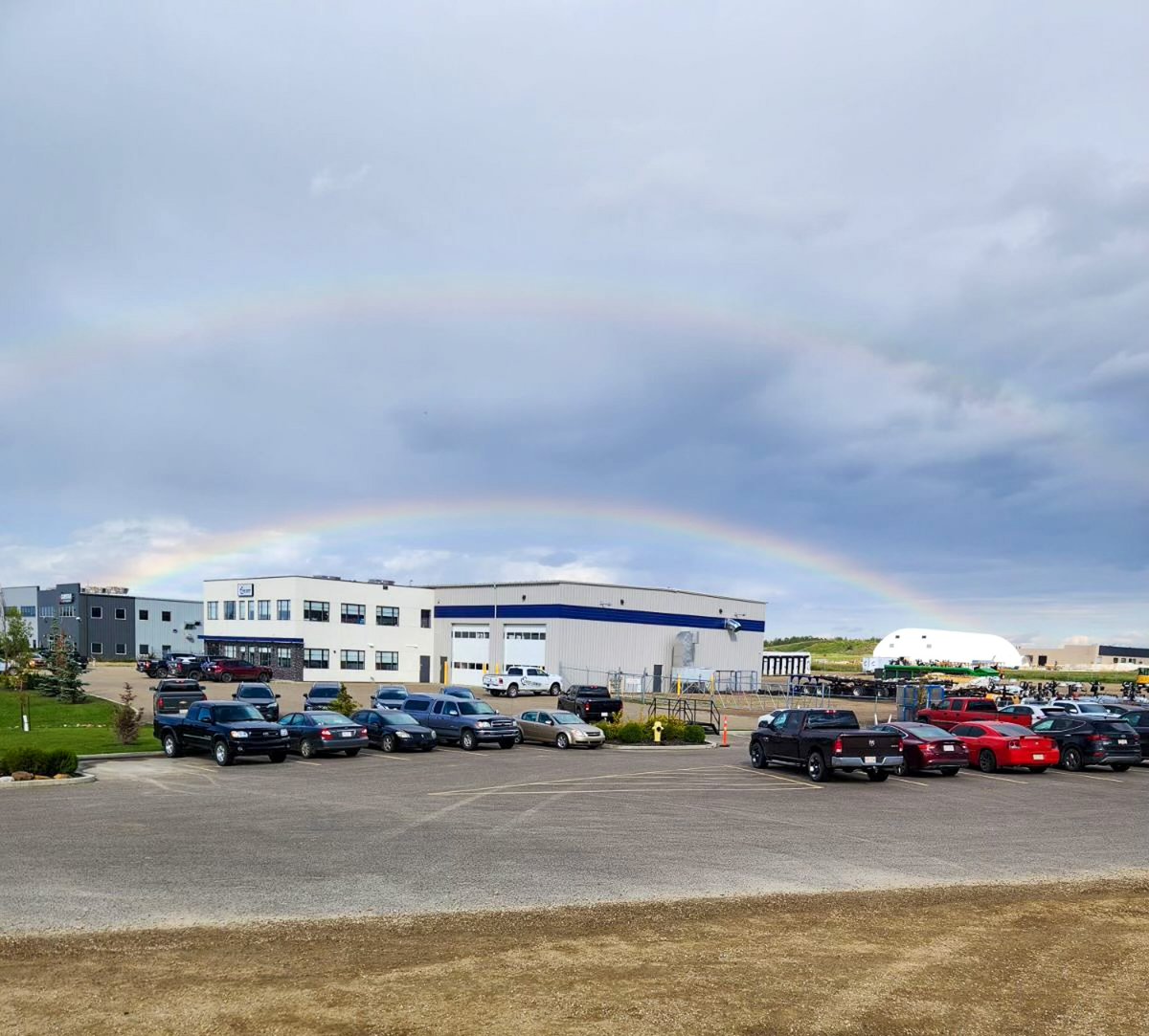 If this isn't a good sign for starting a new work week, we don't know what is! Happy Monday! 🌈

#CCCSR #crosscountrycanada #PotOfGold #GoldenMoments #doublerainbow'