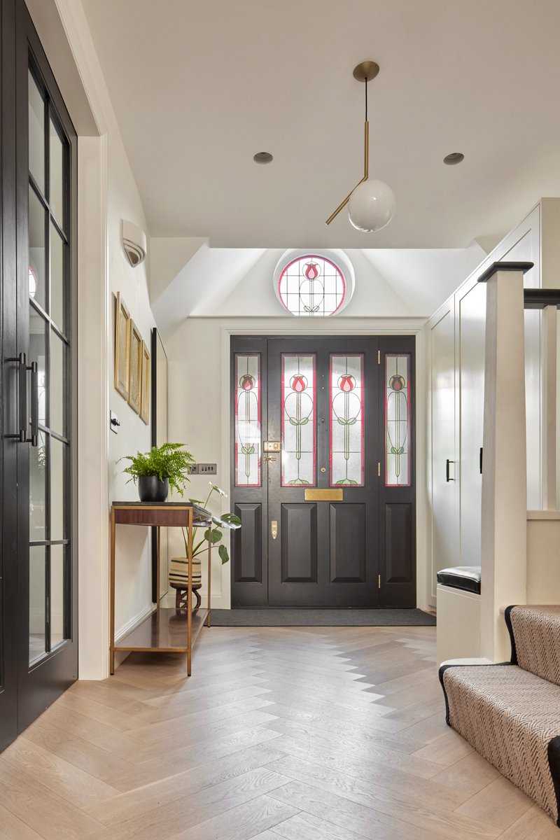 AllDoneDesign's tweet image. A transformation to remember 🤩This beautiful hallway once belonged to two flats before All Done Design transformed the property into a spacious five-bedroom family home 🏠 #HomeRenovation