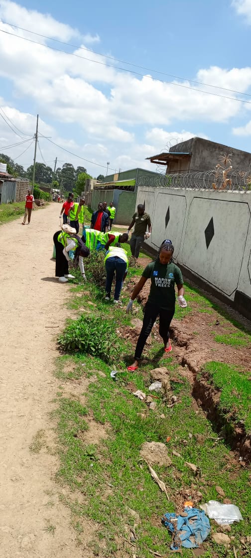 yfga_kenya's tweet photo. https://t.co/9x0t3WKEqO 🌿 Community Empowerment for Sustainable Waste Management! 🗑️. Join our Egerton chapter on a mission to educate and engage communities on responsible waste disposal. Together, we can create a cleaner and greener future! 💚🌍 #ThinkB4Trashing https://t.co/hyOJvICyJh
