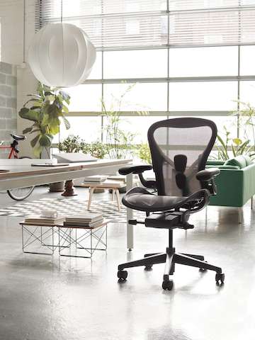 creatrsmedia's tweet photo. These chairs are now common. 

There was a time when they were revolutionary. Made by Herman Miller, they cost $750. The average office chair cost less than $100.

"The best design solves problems, but if you can weld that to the cool factor, then you have a home run," - Herman S https://t.co/icMcjYOcfl