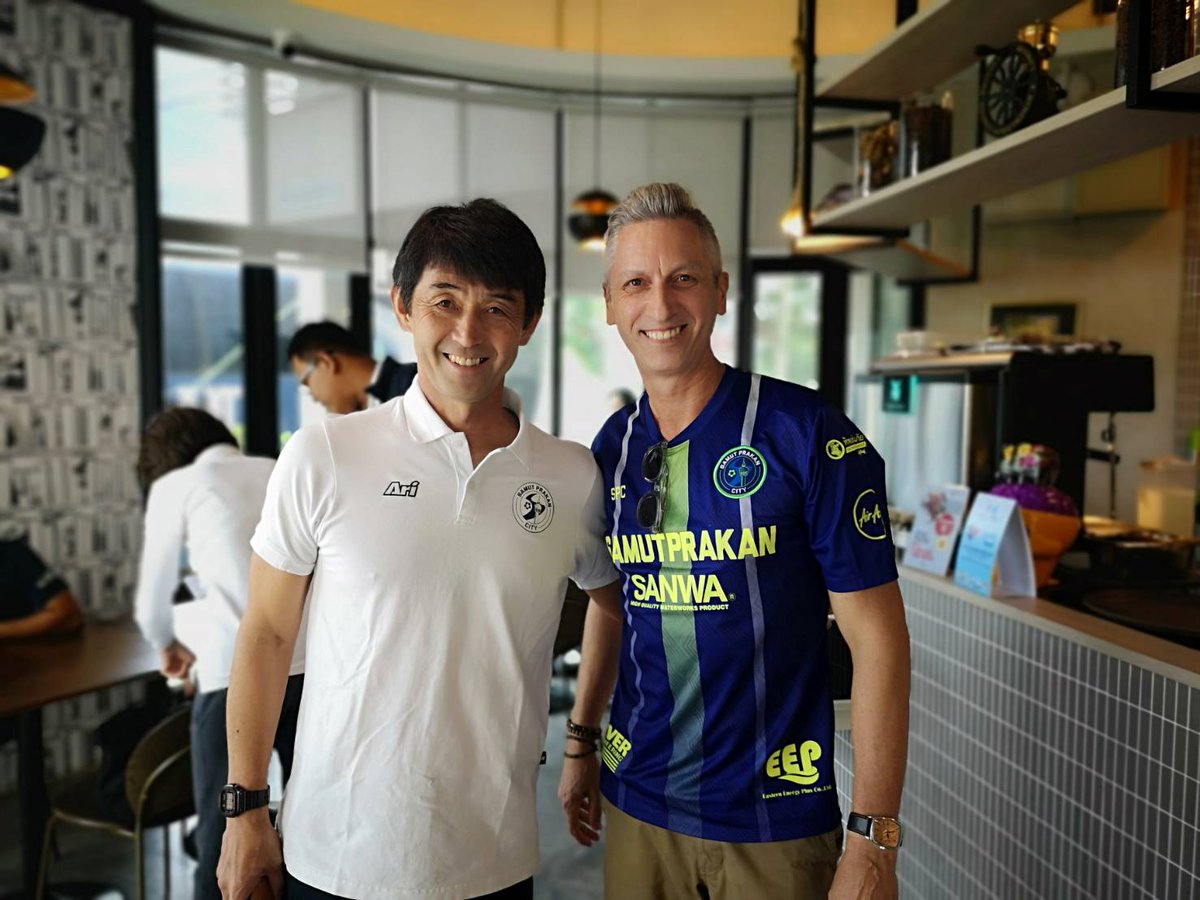 Ajarncom's tweet photo. This man ran across an airport lounge just to catch me up and thank me for supporting the club. I never forget that. An absolute gent. All the very best Ishii-san, it doesn't sound like you've been treated that fairly.
#TrebleWinner https://t.co/gcjJchkPfp