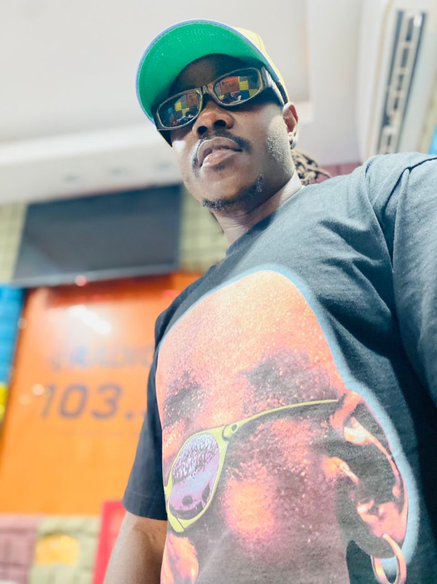 2Meijor's tweet photo. We on 103.3 @Radio4UG 4-7pm tune in for uganda's best music and fun #KalabirizaBazaana on now @AdamKungu @JDeweyi https://t.co/qEwoyEOPTm