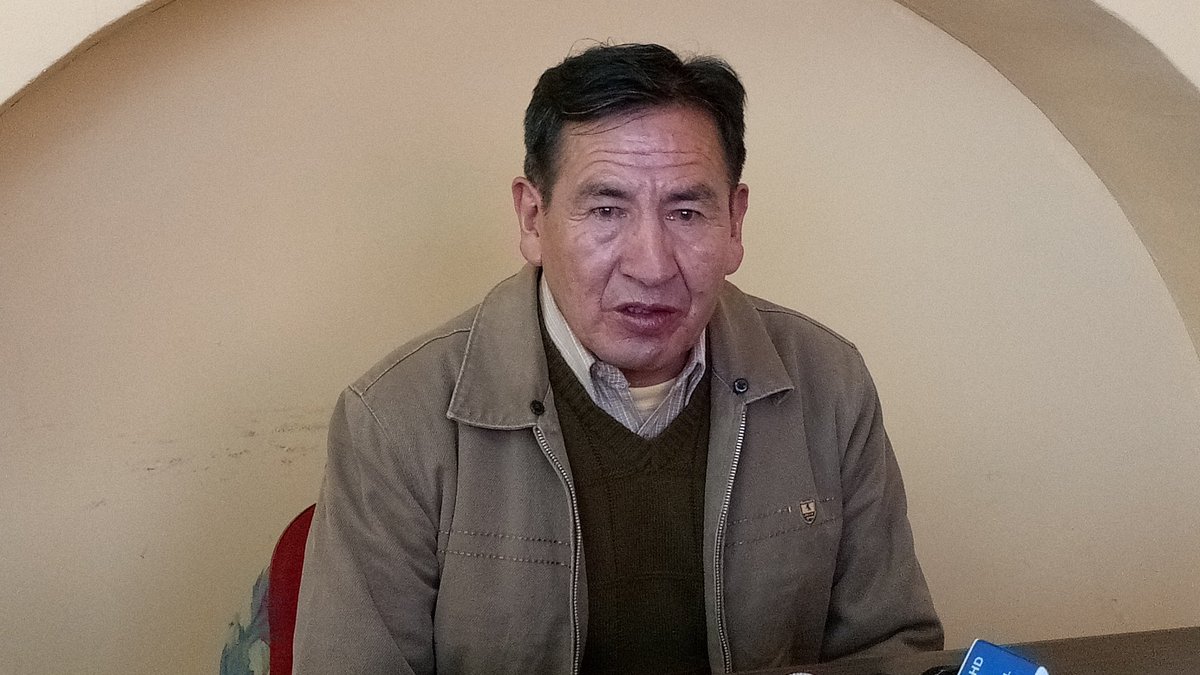 EverVargasL's tweet photo. #deÚltimo
#MagisterioUrbano de #LaPaz realizará un mitin de protesta este miércoles y se movilizará el viernes en contra del DS 1302. El dirigente José Luis Álvarez considera que la normativa atenta contra su sector con la suspensión del goce de haberes. https://t.co/VRRb6YfaRu