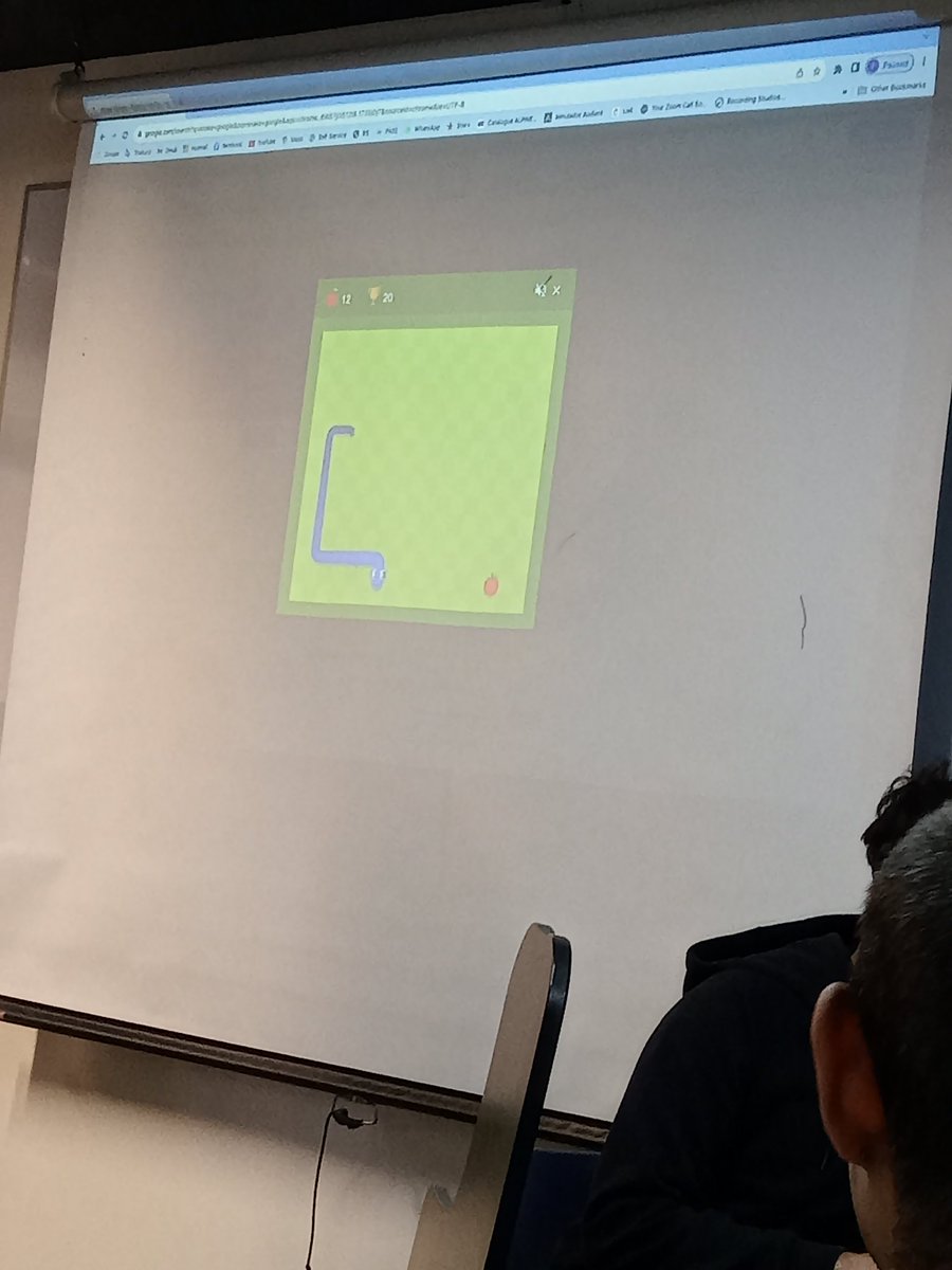 zombie_owo's tweet photo. En mi salón nos toca exponer, y para decidir el orden decidieron jugar snake jdjejsja https://t.co/78yHIj4UIy