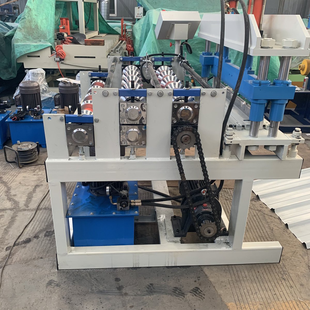 Trapezoid metal roofing panel curving crimping making machine