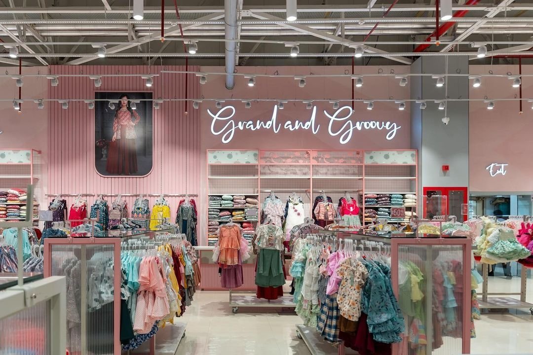 OfTirunelveli's tweet photo. Recently Inaugurated RMKV Kids Showroom 🤩 The State of the art showroom has a bare space of 22000 Sq.ft which is the largest Shopping 🛍️💸 stop in TN for Kids under one roof...🥳
Pc: 📸 @sa_studio_india 💥
#Tirunelvelicityupdates #Tirunelveli #Nellai #Shopping #Rmkv https://t.co/0w3h5VLgVe