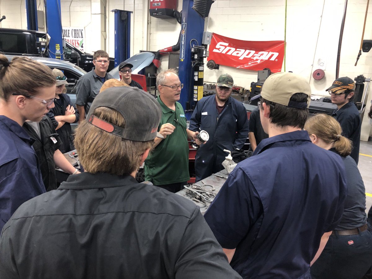 MECTC_Buffalo's tweet image. Auto Tech juniors practiced on the motors some various repairs and then Mr Calendine held a “Campfire” session to go over some aspects of piston repair. Won’t be long and Jrs will start working their own customer care projects. #MECTC #AutoTech