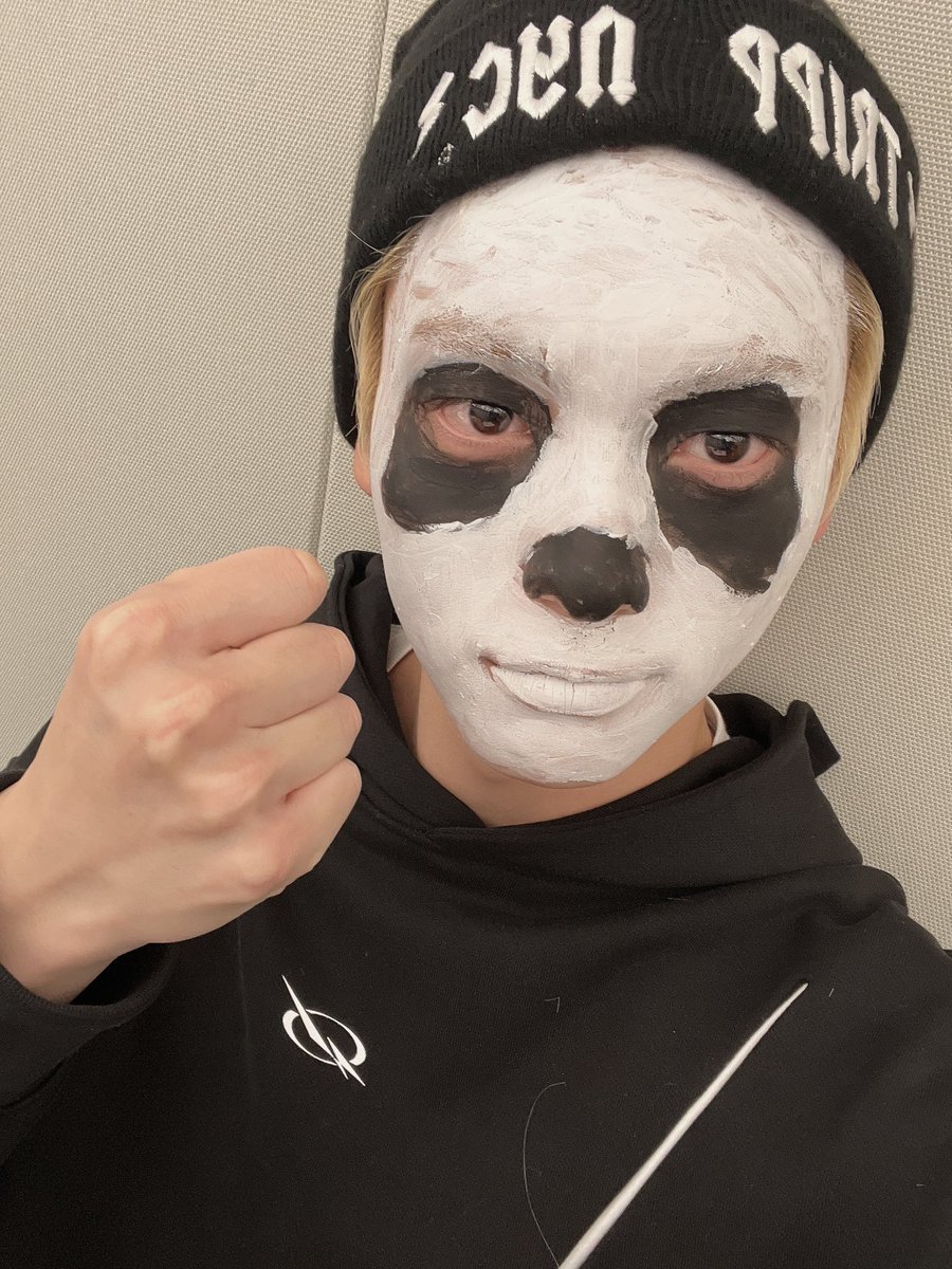 hourlyeonbin's tweet image. 👤: what animal do you like?
🦊: panda!