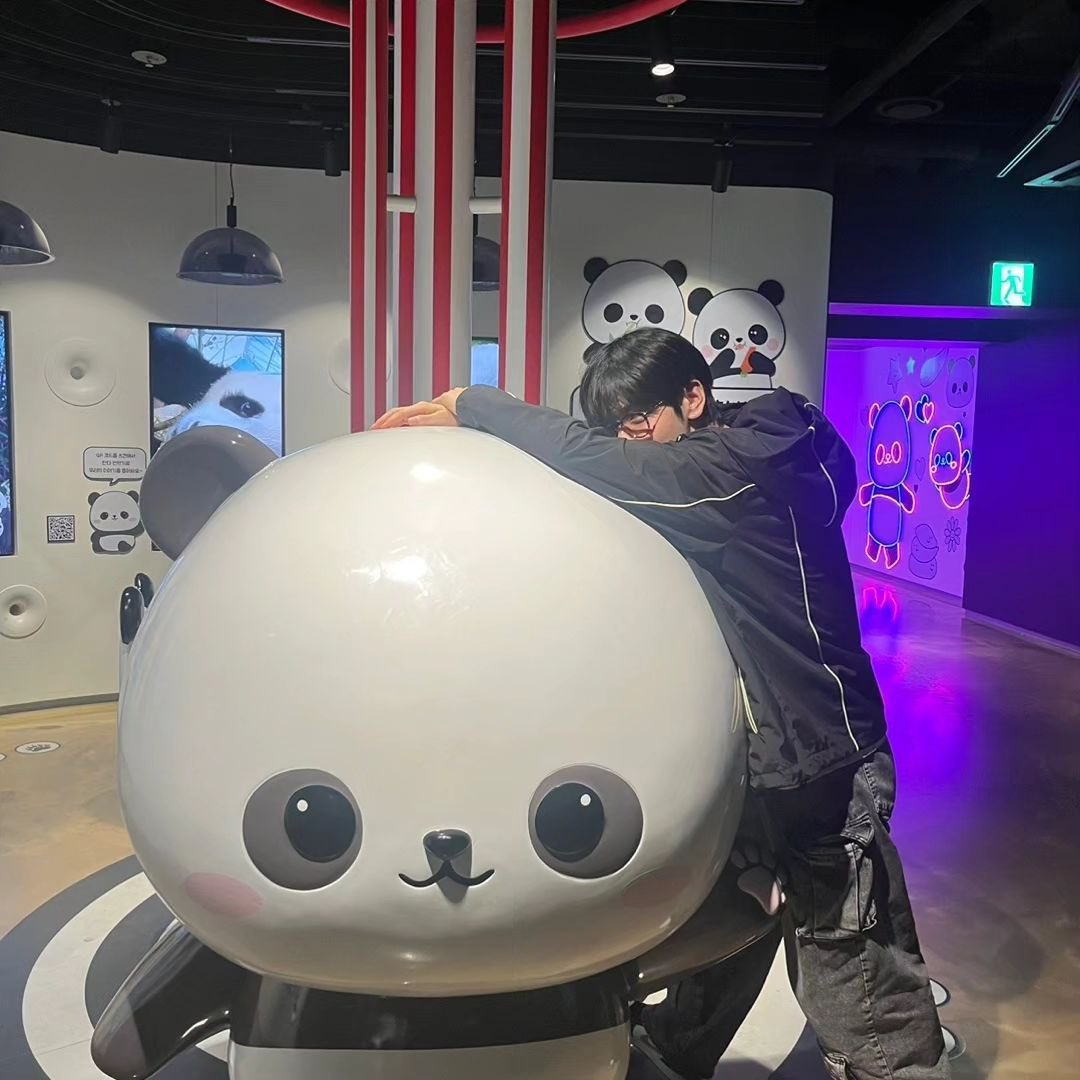 hourlyeonbin's tweet image. 👤: what animal do you like?
🦊: panda!