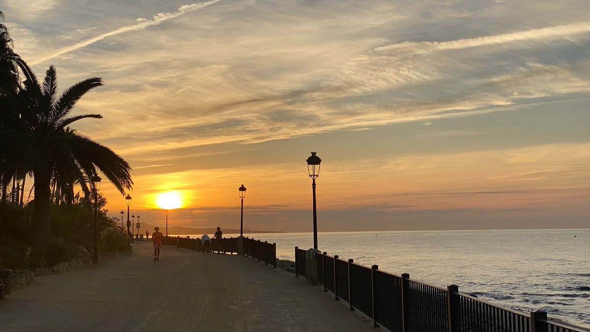 We love our sunrise morning walks along the coast of Marbella's famous Golden Mile. Live your best life - choose the Costa del Sol!
🌞🌴 #costadelsollife #marbellalifestyle #marbellaspain #marbellagoldenmile #malaga #sunrise #livelife #lovelife #charterlife #solvida365