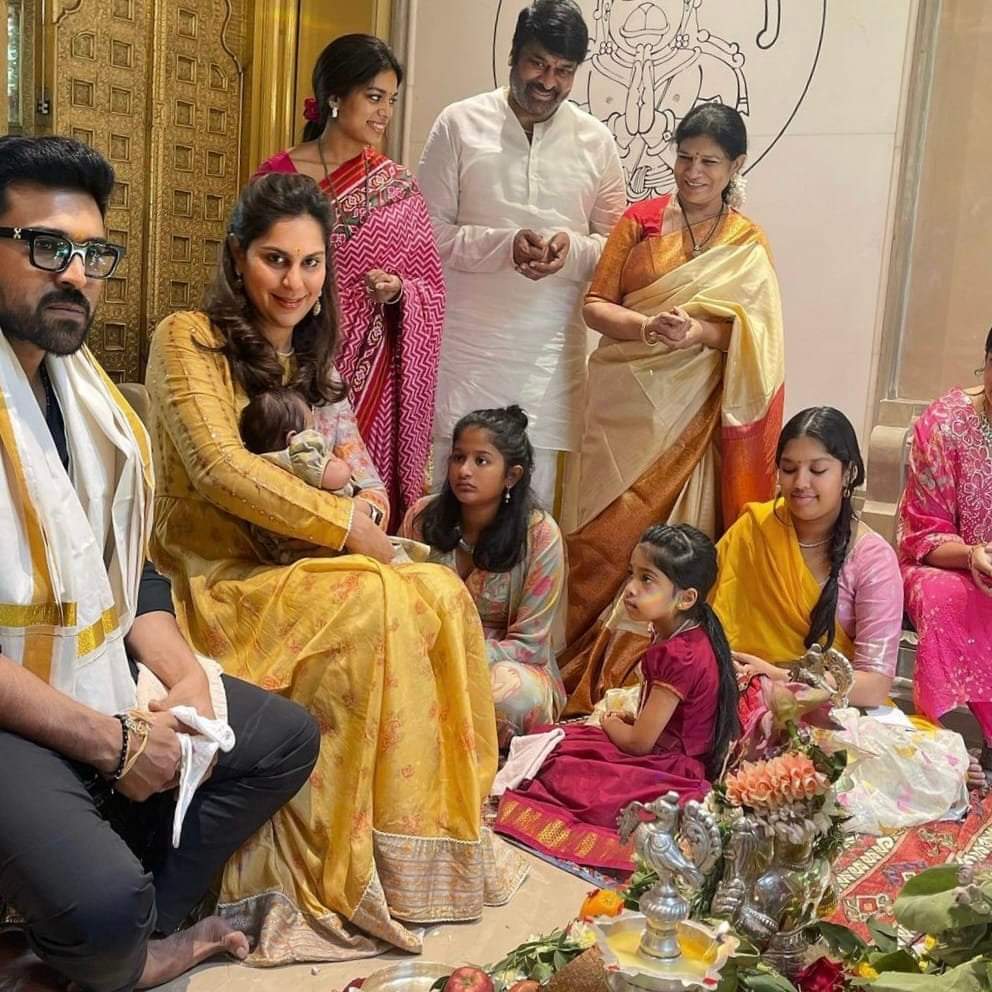 Mallepawan1's tweet photo. చిరంజీవి గారి ఇంట్లో వినాయక చవితి వేడుకలు 😍😍😍
@KChiruTweets
@AlwaysRamCharan
@upasanakonidela
@PawanKalyan https://t.co/NEEqjKmWm2
