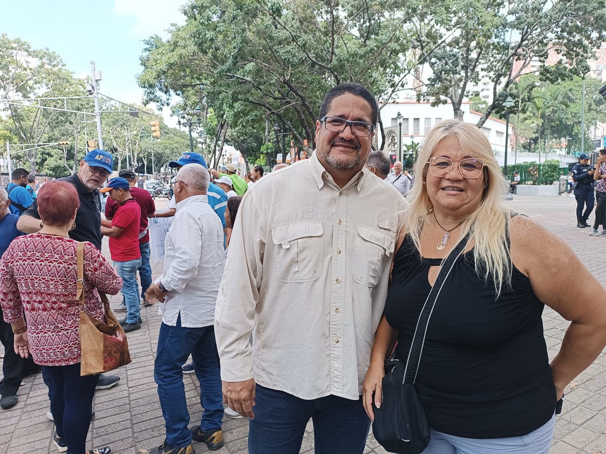 APUCV's tweet photo. Comienza concentración de trabajadores en la Plaza Morelos, para exigir salarios dignos, eliminación del instructivo ONAPRE y respeto a los derechos laborales. La APUCV como siempre presente en la lucha

#UCV #Profesores #SalariosDignosYa #18Sep https://t.co/jQ9Pb6pEIh