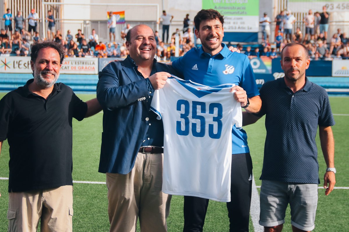 👏🏽 Homenatge a Alberto González abans del derbi

🏟️ L'estadi va entonar un cop més el crit de 'La Muralla'

📝 + info i + fotos a: ceeuropa.cat/component/k2/h…

#futbolcat #ViladeGràcia #SagradaFamília