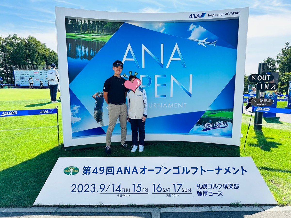 Yasu33528's tweet photo. 職場での最大のイベント終わりました⛳️
今年は阿久津未来也プロ🏌️‍♀️
28歳180cmの長身、優しくてとっても素敵なプロでした😆
我が家の毎年恒例…プロとの写真撮影にも快く応じてくださって、ありがとうございました😊🙇‍♀️

#ANAOPEN
#札幌ゴルフ倶楽部輪厚コース https://t.co/UqPAmCNV27