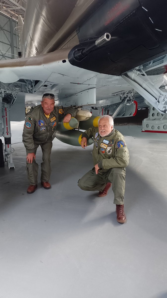 gonzaconti_18's tweet photo. Con la presencia del #JEMGFAA de la @FuerzaAerea_Arg Sr Brigadier Isaac y #VGM entregamos al #MuseoNacionalDeAeronautica en la #BaseAereaMilitar #Moron el #A4B #C207 #Skyhawk que combatió en #Malvinas #FuerzaAereaArgentina https://t.co/MzeUkjxGq4